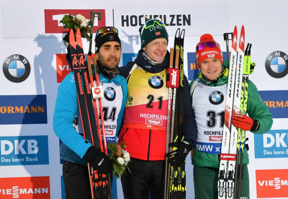Johannes Thingnes Bø (flankert av andremann Martin Fourcade (t.v.) og Benedict Doll.