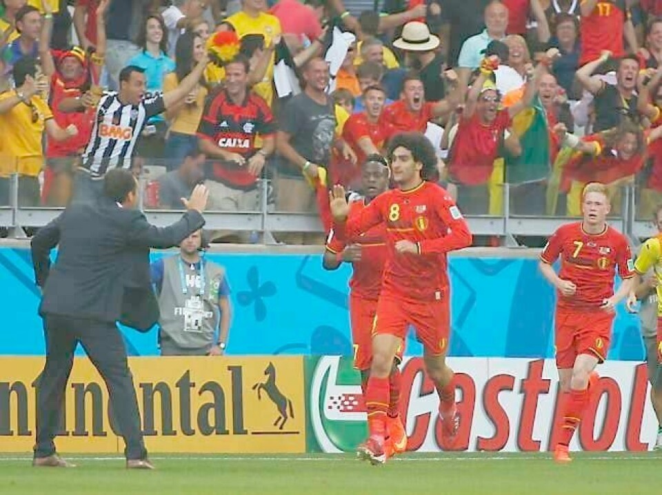 Belgias Marouane Fellaini jubler etter å ha scoret utligningsmålet mot Algerie. FOTO: GABRIEL BOUYS/NTB SCANPIX