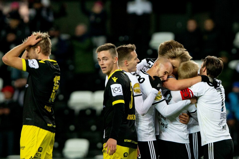 Rosenborg jubler på overtid, mens Start-spillerne fortviler.