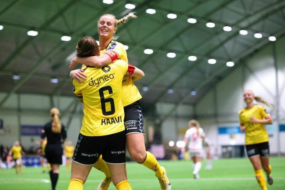 Emilie Haavi (med ryggen til) feirer 1–0 med lagkameratene i LSK-hallen lørdag.