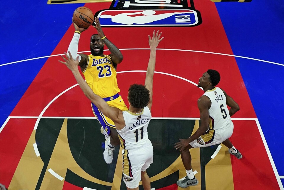 LeBron James var i poenghumør mot New Orleans Pelicans. LeBron James var i poenghumør mot New Orleans Pelicans. Foto: Kyle Terada / AP / NTB