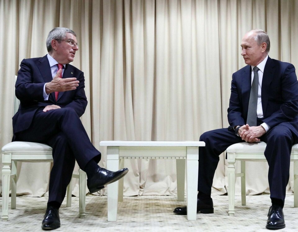 Russlands president Vladimir Putin (t.h.) i samtale med IOC-president Thomas Bach i Minsk tidligere i år.