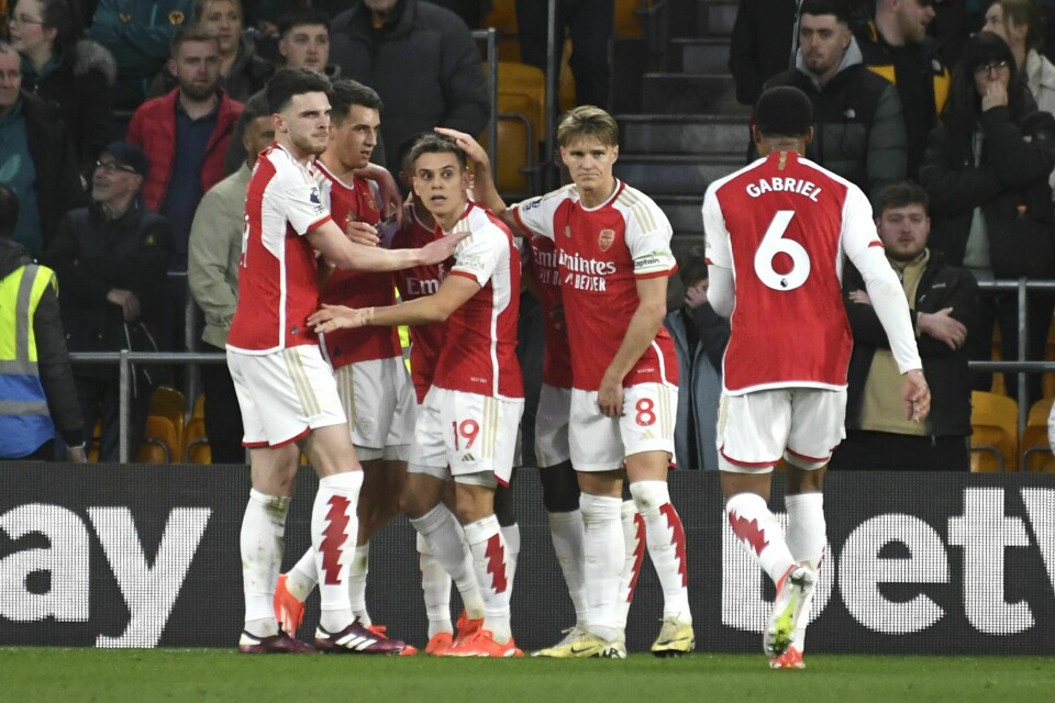 Martin Ødegaard er blant spillerne som gratulerer Leandro Trossard med ledermålet mot Wolverhampton. Martin Ødegaard er blant spillerne som gratulerer Leandro Trossard med ledermålet mot Wolverhampton. Foto: Rui Vieira, AP / NTB