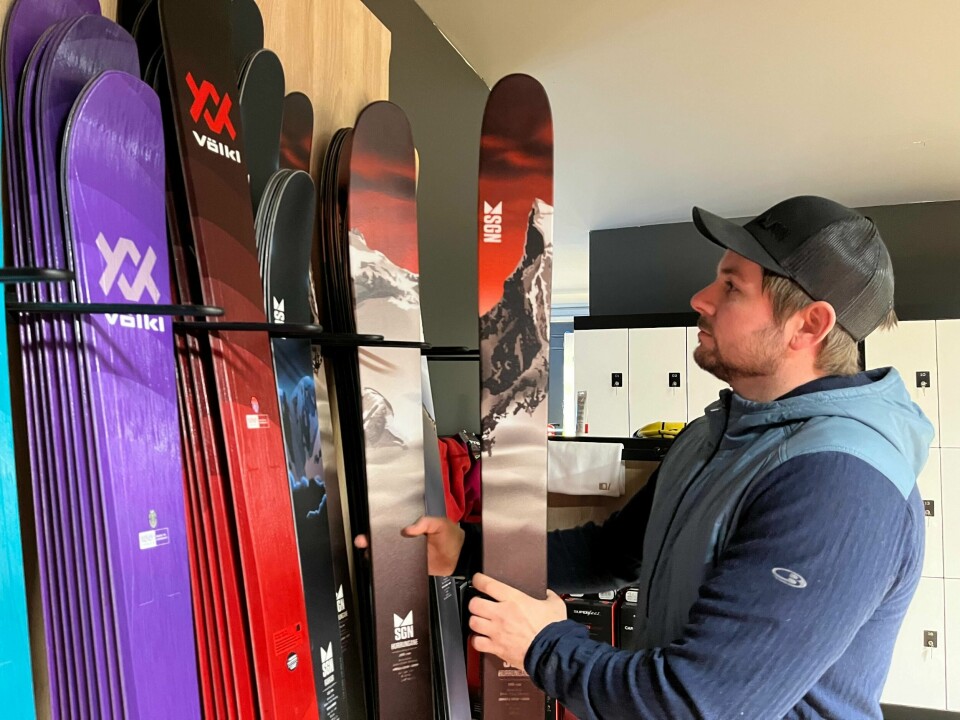 Randonee-ski med kult design er gjerne noe som tiltrekker kundene, men det er mye mer enn utseendet på utstyret Vetle Halsnes tenker på når han skal hjelpe kundene. Randonee-ski med kult design er gjerne noe som tiltrekker kundene, men det er mye mer enn utseendet på utstyret Vetle Halsnes tenker på når han skal hjelpe kundene.