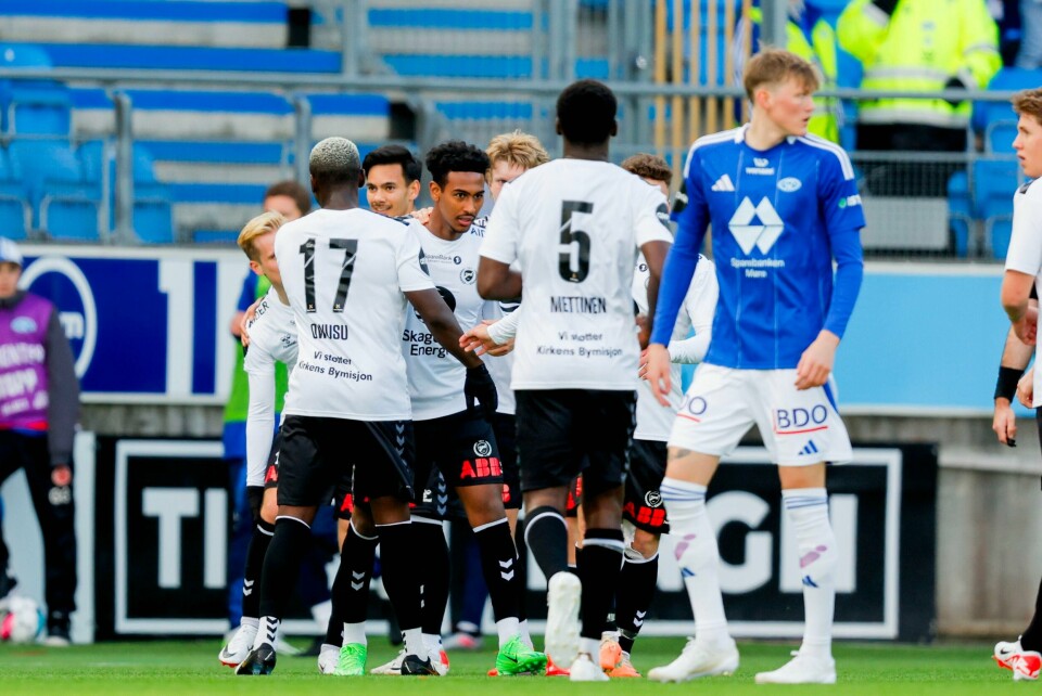Faniel Tewelde (i midten) omfavnes etter å ha kommet inn og scoret Odds 2-1-mål borte mot Molde. Faniel Tewelde (i midten) omfavnes etter å ha kommet inn og scoret Odds 2-1-mål borte mot Molde. Foto: Svein Ove Ekornesvåg / NTB