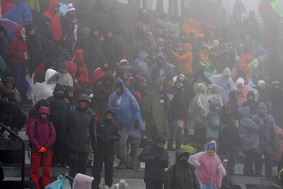 Holmenkollen ønsker VM i skiskyting i enten 2028 eller 2029. Torsdag var været for dårlig til å få arrangert kvinnenes 15 kilometer. Publikum ventet håpefullt i regn og tåke før før torsdagens renn. Holmenkollen.Foto: Terje Bendiksby / NTB