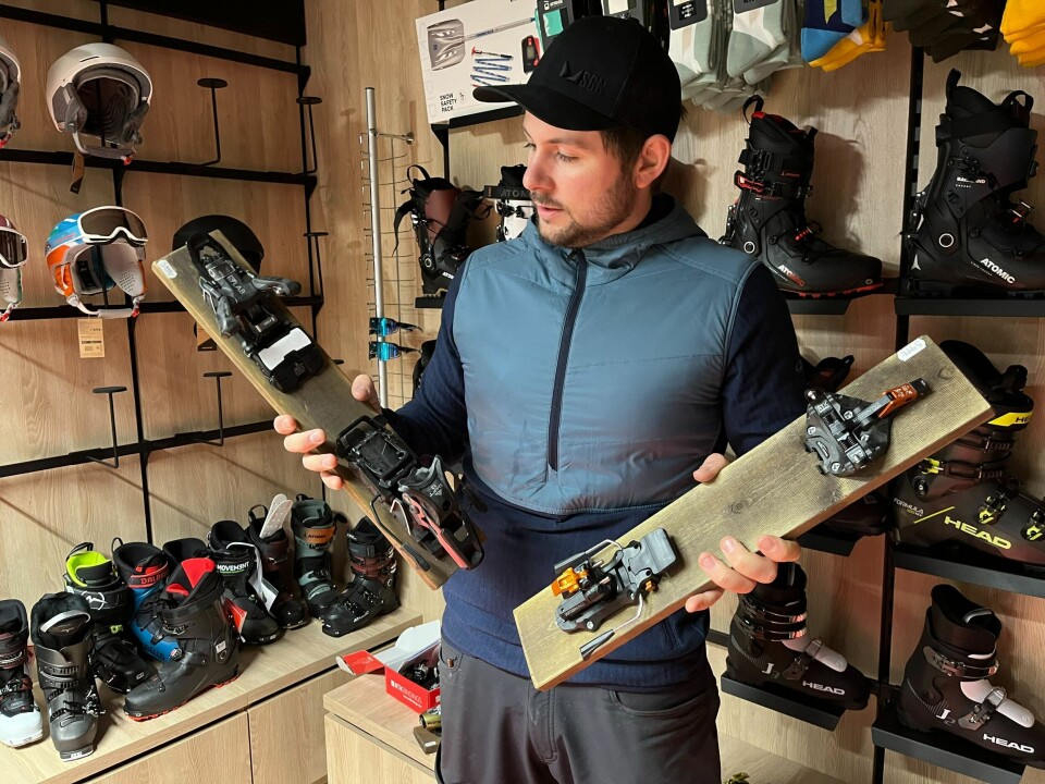 Tech-bindinger er bygd opp med en slags klo på frambindingen som blir festet til skiskoen. Bakbindingen på tech-bindinger består av to pinner som skiskoen tråkkes ned i. Enkelte kraftigere randonee-bindinger har en bakbinding som minner mer om en tradisjonell slalåmbinding. Her viser Vetle Halsnes de to ulike typene bindinger. Tech-bindinger er bygd opp med en slags klo på frambindingen som blir festet til skiskoen. Bakbindingen på tech-bindinger består av to pinner som skiskoen tråkkes ned i. Enkelte kraftigere randonee-bindinger har en bakbinding som minner mer om en tradisjonell slalåmbinding. Her viser Vetle Halsnes de to ulike typene bindinger.