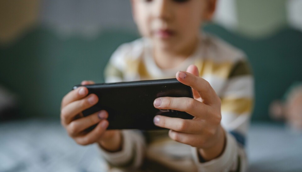 Etter nesten 20 års eksperimentering med digitalisering av norsk skole, er vi tilbake til start, skal vi tro samfunnsforskeren: Et teknologifritt utdannelsesløp vil ha bedre forutsetninger for å utjevne forskjeller mellom fattig og rik. Etter nesten 20 års eksperimentering med digitalisering av norsk skole, er vi tilbake til start, skal vi tro samfunnsforskeren: Et teknologifritt utdannelsesløp vil ha bedre forutsetninger for å utjevne forskjeller mellom fattig og rik.