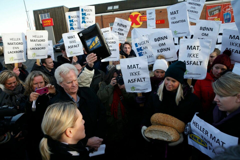 Daværende landbruksminister Sylvi Listhaug (Frp) ble møtt av protester på Deljiordet i 2013. Ti år senere sier regjeringen nei til IKEAs planer for jordet. Endelig, mener Dagsavisen. Daværende landbruksminister Sylvi Listhaug (Frp) ble møtt av protester på Deljiordet i 2013. Ti år senere sier regjeringen nei til IKEAs planer for jordet. Endelig, mener Dagsavisen.