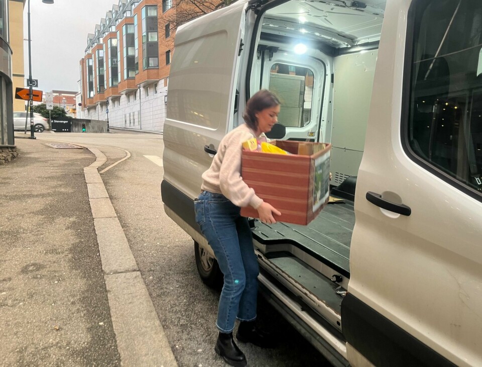 En varebil stopper utenfor Clarion i Stavanger, og inn bæres esker med julegaver. Det har kommet mange slike leveranser til Kirkens Bymisjon i år, faktisk dobbelt så mange som i fjor. Her bærer Karen Gjersdal Wolden inn siste eske i denne omgang. En varebil stopper utenfor Clarion i Stavanger, og inn bæres esker med julegaver. Det har kommet mange slike leveranser til Kirkens Bymisjon i år, faktisk dobbelt så mange som i fjor. Her bærer Karen Gjersdal Wolden inn siste eske i denne omgang.