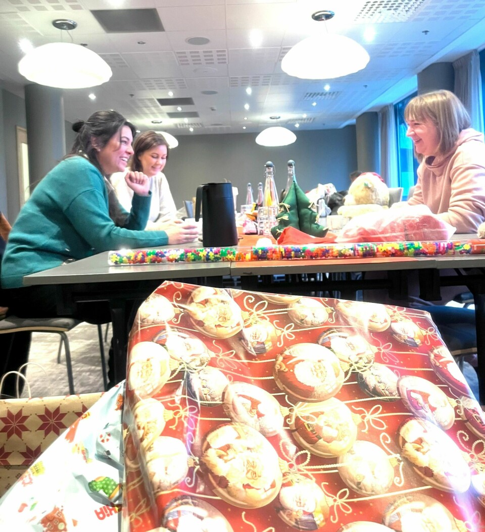 Karen Gjersdal Wolden (bakerst til venstre) og Ingrid Cristina Hess fra Bymisjonen setter pris på hjelpen fra ukrainske Alina (til høyre) når de skal pakke inn alle julegavene de har fått tilsendt. Karen Gjersdal Wolden (bakerst til venstre) og Ingrid Cristina Hess fra Bymisjonen setter pris på hjelpen fra ukrainske Alina (til høyre) når de skal pakke inn alle julegavene de har fått tilsendt.