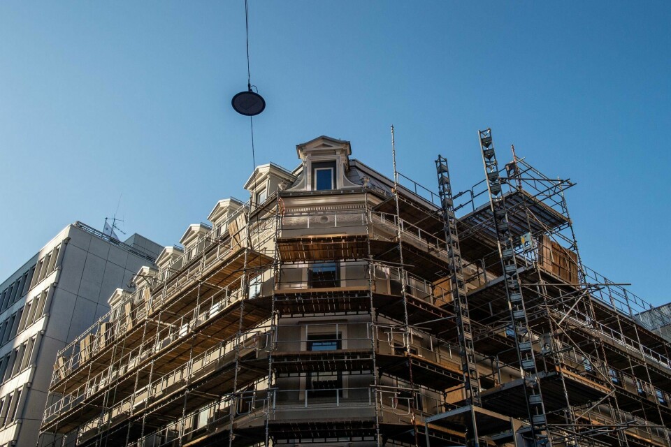 Byggenæringen produserer nærmere 30 prosent av alt avfallet i Norge. Økt ombruk av materialer er derfor et viktig steg mot en grønnere næring, skriver Per-Arne Horne. Bildet viser en bygård i Oslo under ombygging i fjor. Bygging