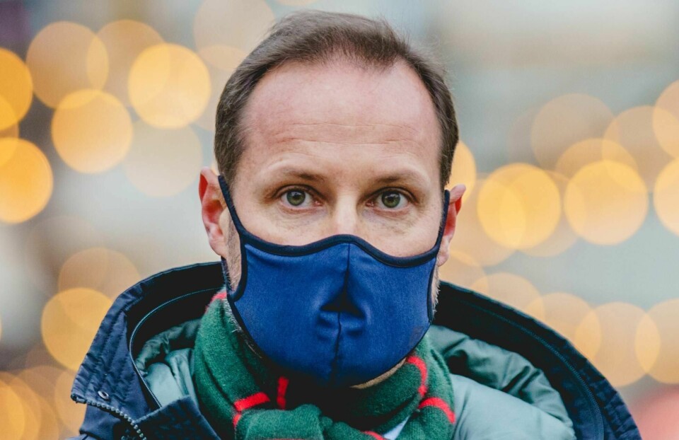 «... også på dere gode bekjente som jeg så vidt har skimtet bak munnbindene i nærbutikken, og som jeg kanskje ikke hilste ordentlig på fordi jeg rett og slett ikke kjente dere igjen ...» Foto: Stian Lysberg Solum/NTB