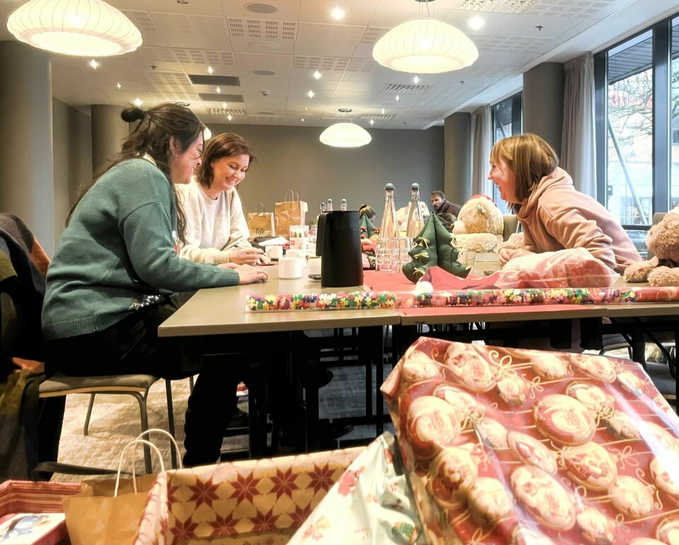 Karen Gjersdal Wolden (bakerst til venstre) og Ingrid Cristina Hess fra Bymisjonen setter pris på hjelpen fra ukrainske Alina (til høyre) når de skal pakke inn alle julegavene de har fått tilsendt. Karen Gjersdal Wolden (bakerst til venstre) og Ingrid Cristina Hess fra Bymisjonen setter pris på hjelpen fra ukrainske Alina (til høyre) når de skal pakke inn alle julegavene de har fått tilsendt.