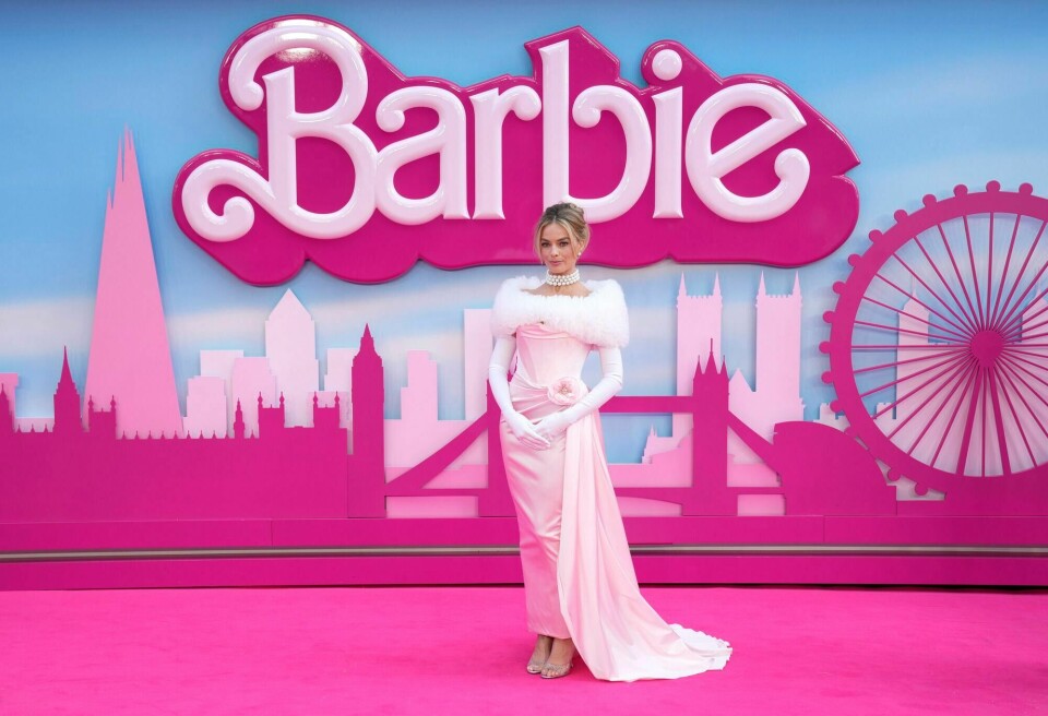 De fleste av jobbene til Barbie har vært ganske kortvarige, og fordi karrieren har gått over flere pensjonsreformer, er det vanskelig å forstå hva hun får i pensjon. Det gjelder nok for mange av oss andre også, skriver Erik Kaland. Bildet viser hovedrolleinnehaver Margot Robbie ved premieren på filmen «Barbie» i London. Barbie, Margot Robbie
