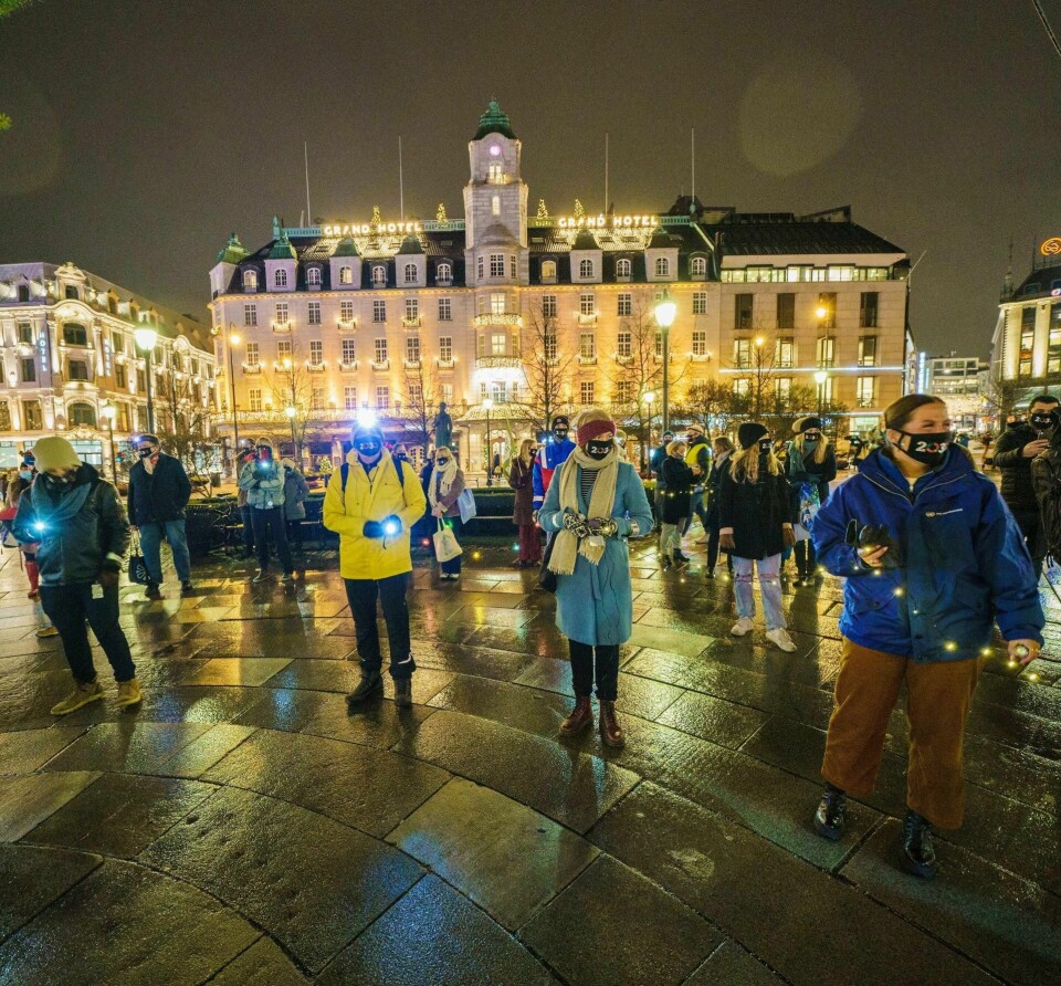 Den tradisjonelle hyllesten av årets fredsprisvinner med fakkeltog utenfor Grand Hotel uteble i år. I stedet holdt Norges Fredsråd og FN-sambandet lysmarkering på Eidsvollsplass. Foto: Stian Lysberg Solum/NTB