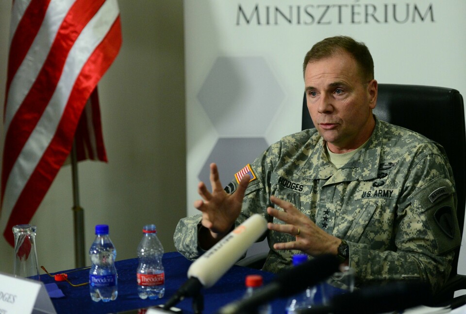 Den amerikanske generalen Ben Hodges. Commanding General Ben Hodges, United States Army Europe (USAREUR) attends a press conference at the headquarter of the military air base in Papa, Hungary on February 26, 2015. Between 22 February and 3 March, more than 750 Hungarian and American troops are participating in a joint tactical-level exercise, which is combined with airdrop operations and live firing. AFP PHOTO / ATTILA KISBENEDEK