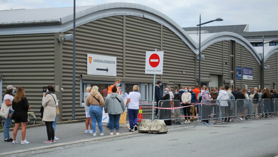 Ansatte ved barnehager og skoler står i kø for drop-in-vaksine utenfor vaksinasjonssenteret i Fredrikstad. Ansatte ved barnehager og skoler står i kø for drop-in-vaksine utenfor vaksinasjonssenteret i Fredrikstad.