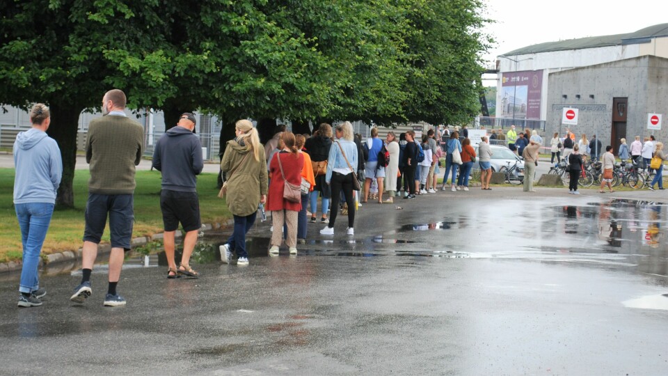 Ved åpningstid fredag strakte køen seg allerede rundt kortsiden av bygget som huser vaksinasjonssenteret i Fredrikstad. Kø for drop-in-vaksine utenfor vaksinasjonssenteret i Fredrikstad fredag 30. juli.