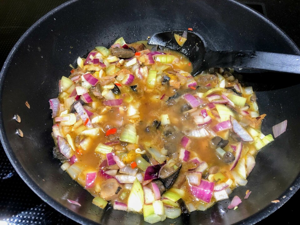 Grønnsakssuppe laget rett i bålpanna var en stor suksess. Grønnsakssuppe laget rett i bålpanna var en stor suksess.