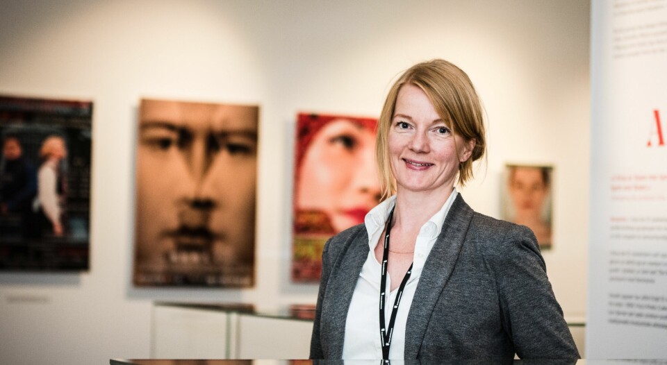 Forskningsbibliotekar Benedikte Berntzen ved Nasjonalbiblioteket er stolt av originalmanuskriptet til Henrik Ibsens «Et dukkehjem» nå vises for publikum. Selv om hun syns innholdet i notatbøkene hans er vel så interessant. Forskningsbibliotekar Benedikte Berntzen ved Nasjonalbiblioteket er stolt av originalmanuskriptet til Henrik Ibsens «Et dukkehjem» nå vises for publikum. Selv om hun syns innholdet i notatbøkene hans er vel så interessant.