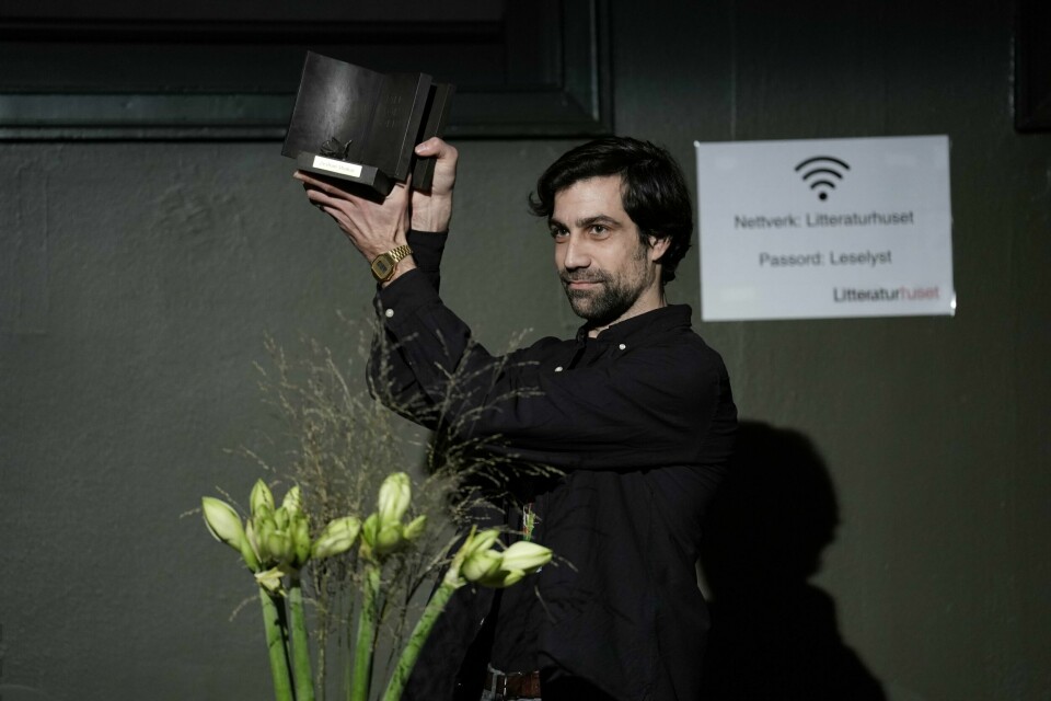 Zeshan Shakar mottar Bokhandlerprisen av kulturminister Anette Trettebergstuen (Ap) under et arrangement på Litteraturhuset i Oslo. Zeshan Shakar mottar Bokhandlerprisen av kulturminister Anette Trettebergstuen (Ap) under et arrangement på Litteraturhuset i Oslo. Foto: Stian Lysberg Solum / NTB