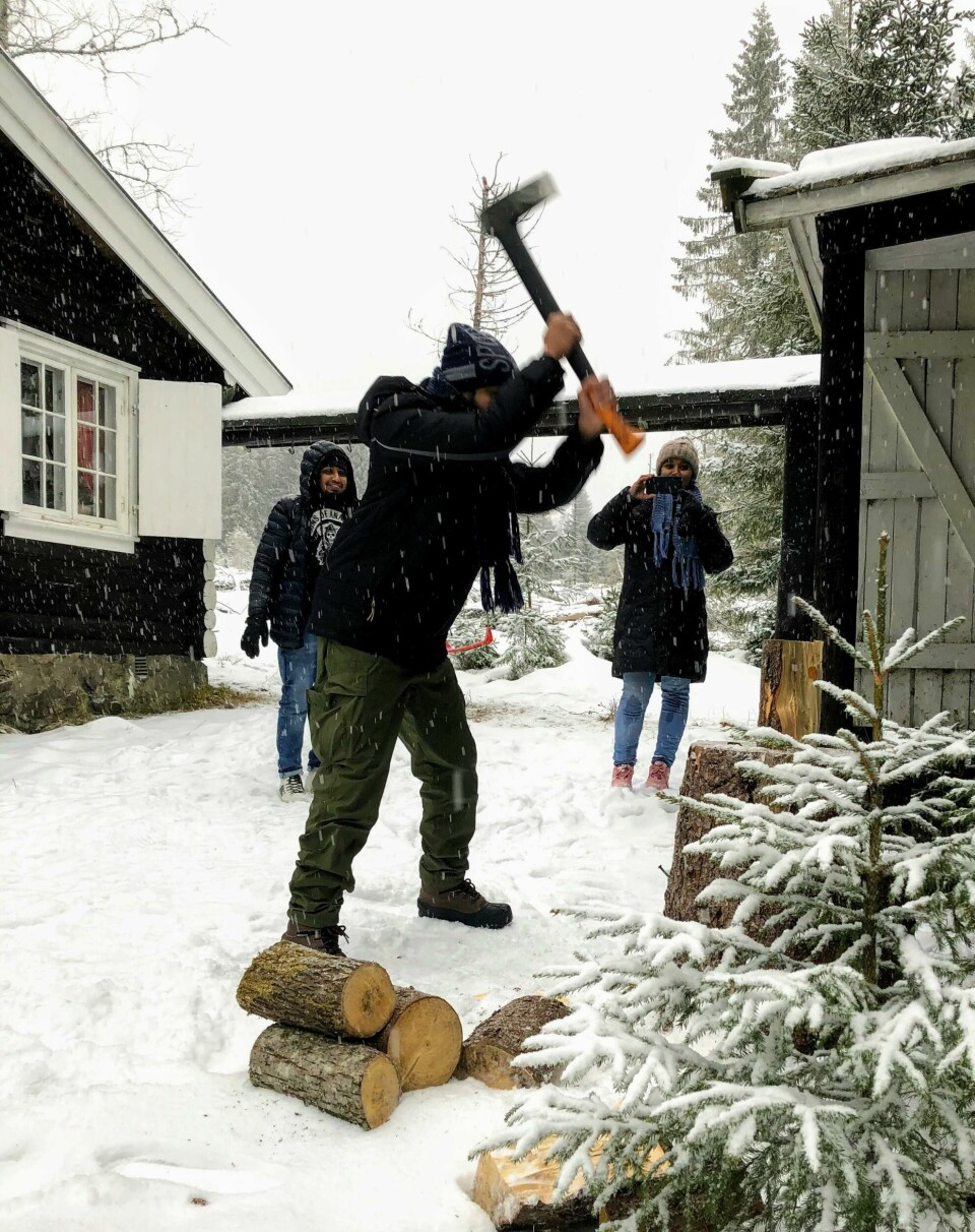 Gjestene fikk også prøve seg på hytteaktiviteten å hogge ved. Gjestene fikk også prøve seg på hytteaktiviteten å hogge ved.