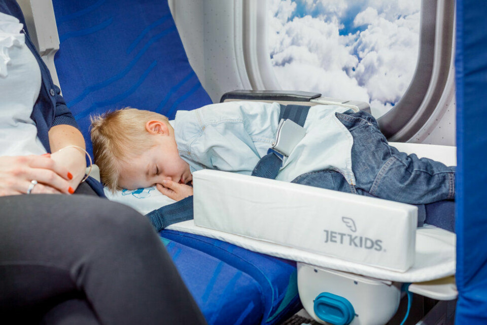 BedBox er en sparkekoffert som kan gjøres om til barneseng ombord på flyet. Norsk oppfinnelse! (1400 kr, barnombord.no) BedBox er en sparkekoffert som kan gjøres om til barneseng ombord på flyet. Norsk oppfinnelse! (1400 kr, barnombord.no)