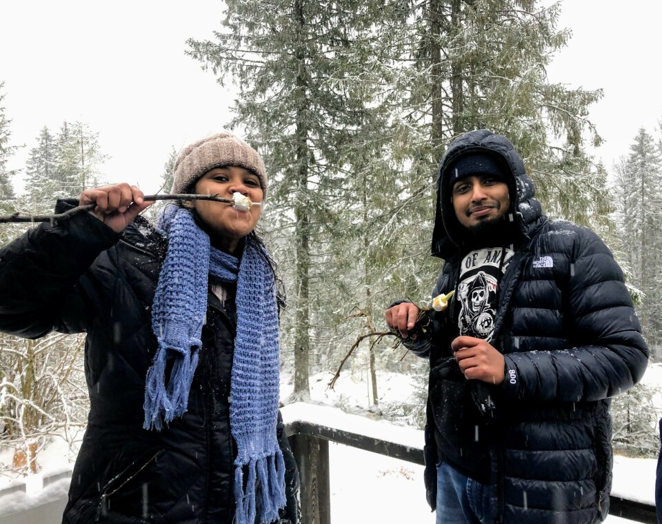 Ishrat og Ashraful koser seg med marshmallows. Ishrat og Ashraful koser seg med marshmallows.