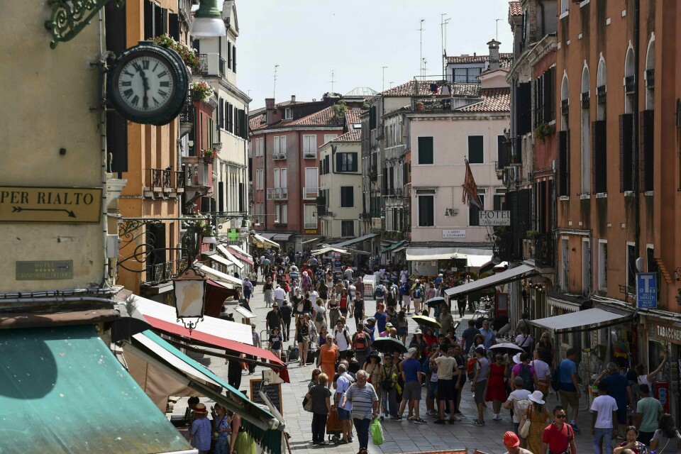 Ferieglade turister er et kjent mål for lommetyver. I Venezia har de lokale tatt opp kampen mot lommetyvene ved hjelp av sosiale medier og høylytt konfrontering. Ferieglade turister er et kjent mål for lommetyver. I Venezia har de lokale tatt opp kampen mot lommetyvene ved hjelp av sosiale medier og høylytt konfrontering.