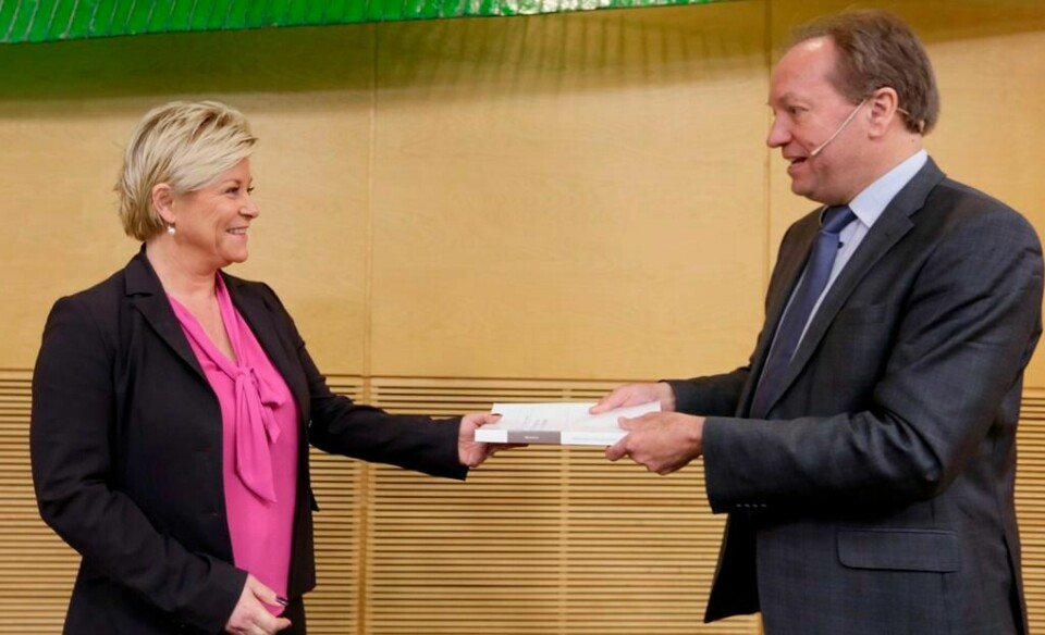 Finansminister Siv Jensen tar imot rapporten fra skatteutvalgets leder Hans Henrik Scheel. Nå ser det ut at hun har lagt mesteparten av den i skuffen. FOTO: VIDAR RUUD/NTB SCANPIX