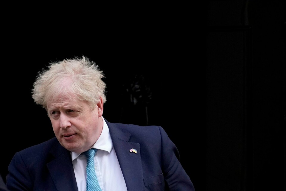 Arkivfoto. Boris Johnson i mars, 2022. FILE - British Prime Minister Boris Johnson leaves 10 Downing Street to attend the weekly Prime Minister's Questions at the Houses of Parliament, in London, Wednesday, March 9, 2022. Johnson was dealt a major blow Tuesday, July 5, 2022 when two of his most senior Cabinet ministers quit, saying they had lost confidence in Johnson’s leadership. (AP Photo/Matt Dunham, File)