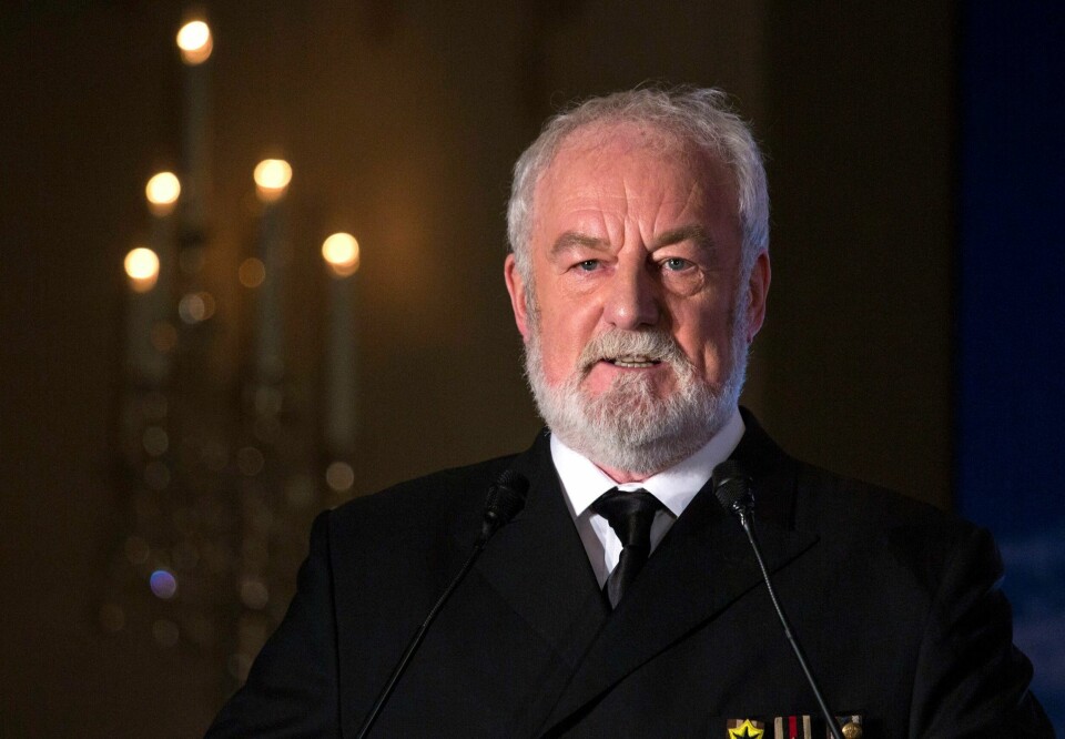 Bernard Hill er død. FILE PHOTO: Bernard Hill, actor of captain Edward Smith in the 1997 Titanic movie, speaks during a news conference in Hong Kong January 12, 2014. Seven-Star Energy Investment Group (SSEG) announced a 1 billion yuan ($165.23 million) project to build a life-sized Titanic replica, complete with a shipwreck simulation, for a theme park in central China by 2016, according to the company's press release. REUTERS/Tyrone Siu/File Photo