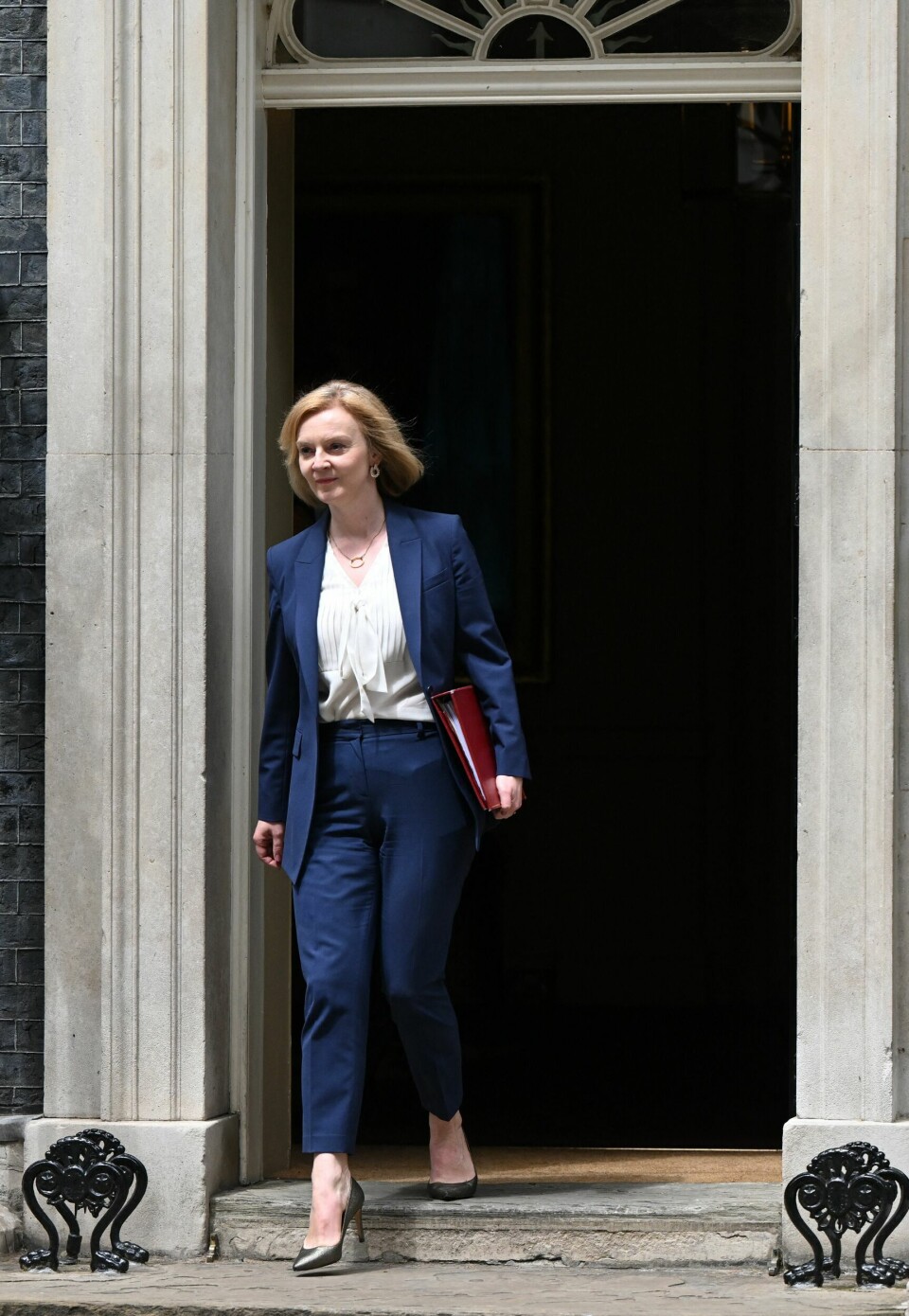 Utenriksminister Liz Truss har stått fast på støtte til statsminister Boris Johnson. Utenriksminister Liz Truss i London denne uka.