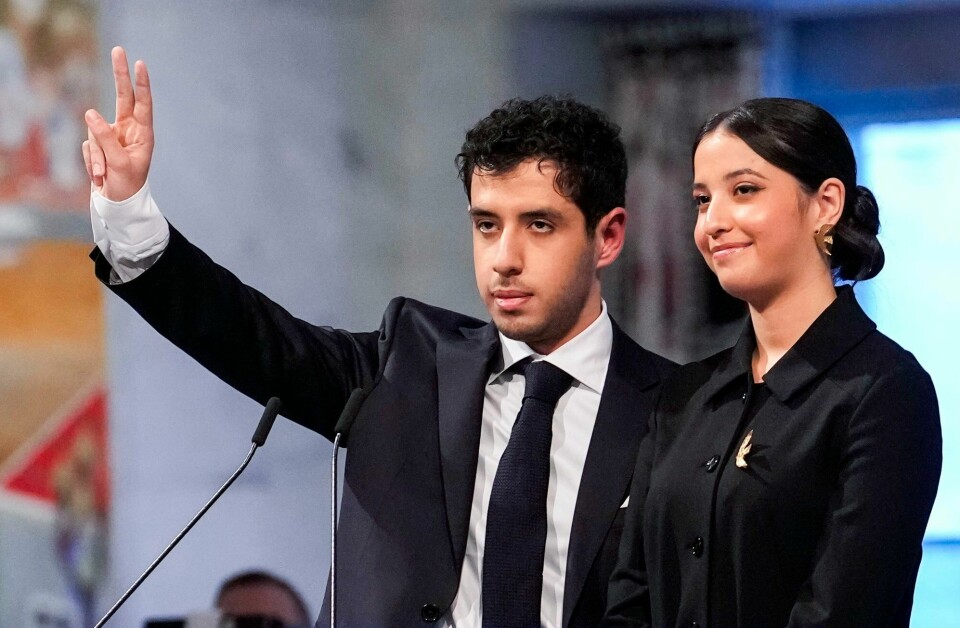 17 år gamle Ali og Kiani Rahmani leste hver sin del av foredraget til moren Narges Mohammadi i Oslo rådhus under utdelingen av Nobelsfredspris for 2023 i Oslo rådhus søndag. Sammen tok de imot stående applaus fra en fullsatt rådhus-sal. 17 år gamle Ali og Kiani Rahmani leste hver sin del av foredraget til moren Narges Mohammadi i Oslo rådhus under utdelingen av Nobelsfredspris for 2023 i Oslo rådhus søndag. Sammen tok de imot stående applaus fra en fullsatt rådhus-sal.