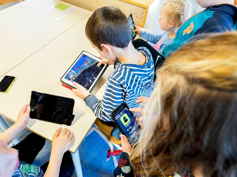 Illustrasjonsfoto. Bildet viser elever som sitter med en iPad.