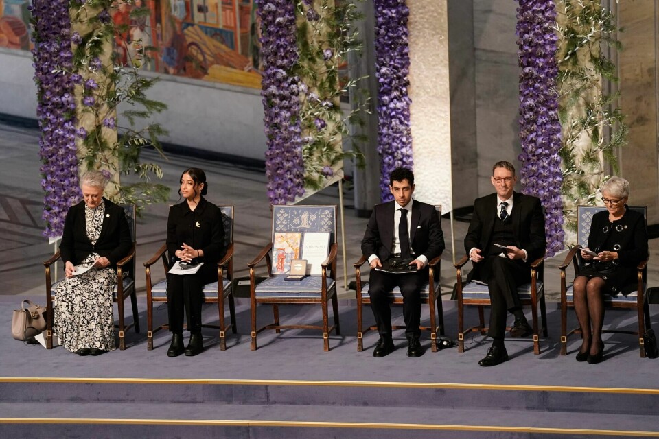 Igjen markerte en tom stol at fredsprisvinneren sitter fengslet under nobelprisutdelingen. Narges Mohammadi er tildelt prisen for sin kamp mot undertrykking av kvinner i Iran og for menneskerettigheter og frihet for alle. Hun sitter fengslet i Iran, og prisen ble tatt imot av hennes to barn Ali og Kiana Rahmani. Igjen markerte en tom stol at fredsprisvinneren sitter fengslet under nobelprisutdelingen. Narges Mohammadi er tildelt prisen for sin kamp mot undertrykking av kvinner i Iran og for menneskerettigheter og frihet for alle. Hun sitter fengslet i Iran, og prisen ble tatt imot av hennes to barn Ali og Kiana Rahmani.