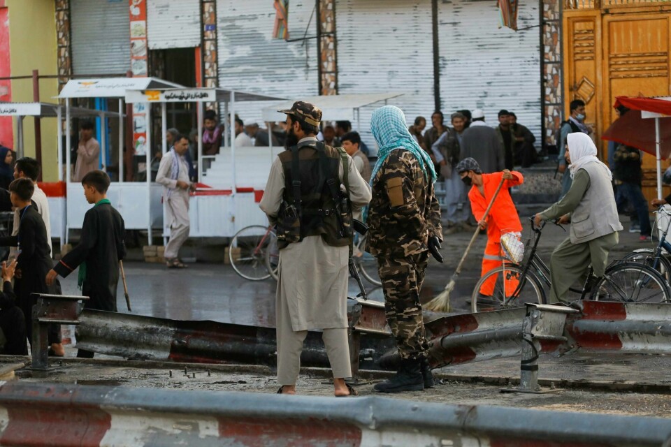 Taliban-soldater står vakt ved stedet i Kabul der en bombe eksploderte lørdag. Taliban fighters stand guard at the site of a blast in Kabul, Afghanistan, August 6, 2022. REUTERS/Ali Khara