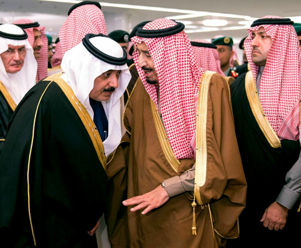 Kong Salman (i midten) snakker med sin halvbror og daværende kronprins, Muqrin, i januar i år. Nå er Muqrin fjernet fra arverekken. FOTO: NTB SCANPIX
