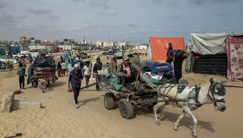 Palestinere på vei bort fra den israelske bakkeoffensiven og luftangrepene sør på Gazastripen. Palestinere på vei bort fra den israelske bakkeoffensiven og luftangrepene sør på Gazastripen. Foto: Jehad Alshrafi / AP / NTB