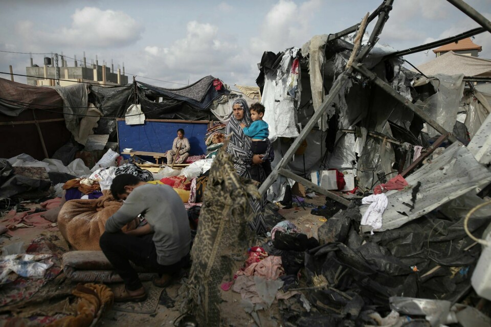 Fordrevne palestinere ved telt som er blitt ødelagt i israelske angrep vest i Rafah. Fordrevne palestinere ved telt som er blitt ødelagt i israelske angrep vest i Rafah.