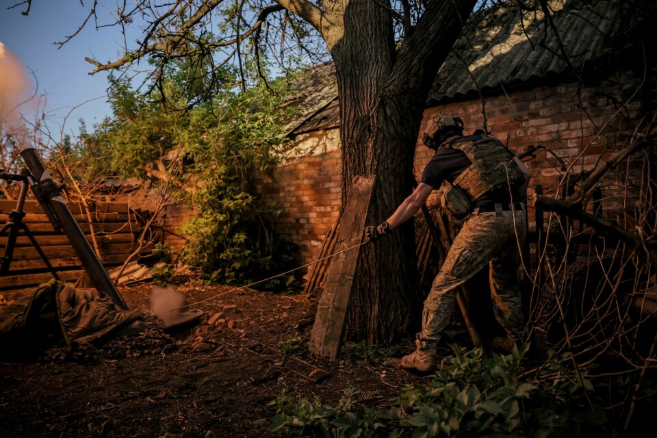 En ukrainsk soldat avfyrer en bombekastergranat mot russiske soldater ved frontlinjen i Donetsk. Bildet viser en ukrainsk soldat avfyre en granatkaster ved et ikke-navngitt sted i Donetsk-regionen. Foto: Oleg Petrasiuk / Ukrainas 24. brigade via AP / NTB