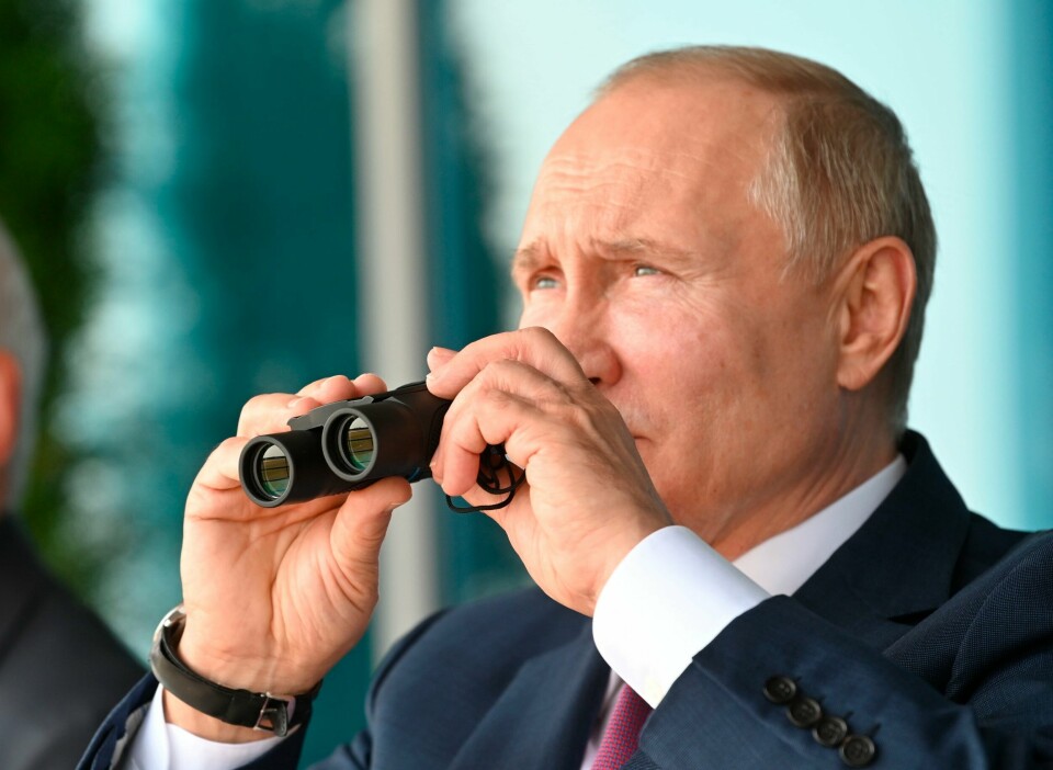 Russland og president Vladimir Putin har fått skarp kritikk fra finsk side. Russian President Vladimir Putin inspects new models of weapons at the MAKS-2021 International Aviation and Space Salon in Zhukovsky outside Moscow, Russia, Tuesday, July 20, 2021. Russia on Tuesday unveiled a prototype of its prospective new fighter jet at the Moscow air show. (Alexei Nikolsky, Sputnik, Kremlin Pool Photo via AP)
