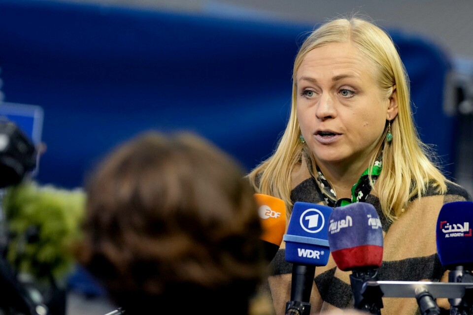 Finlands utenriksminister Elina Valtonen har gått hardt ut mot GPS-forstyrrelser fra russisk side. Finland's Foreign Minister Elina Valtonen speaks with the media as she arrives for a meeting of EU foreign ministers at the European Council building in Luxembourg, Monday, Oct. 23, 2023. European Union foreign ministers are meeting Monday to discuss ways to help vital aid get into Gaza, particularly fuel, after a first small convoy of trucks carrying aid managed to enter over the weekend. (AP Photo/Virginia Mayo)