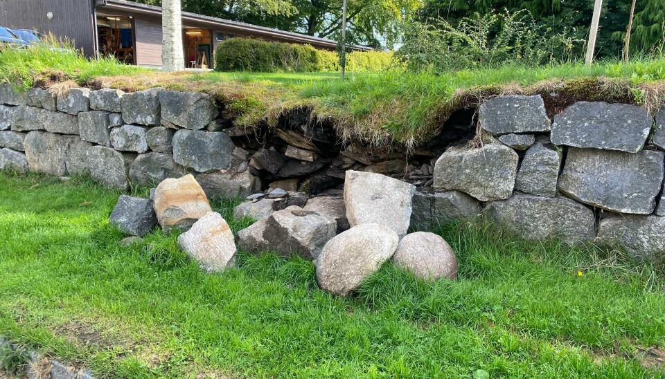 For tre uker siden raste deler av muren rundt Eiganes Gravlund. Stein som har falt fra en mur.