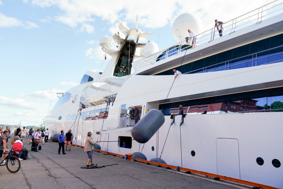 Oslo 20190716. Den 141 meter lange Swift 141 yachten Yas, er en av verdens dyreste yachter. Her har den ankommet Oslo havn. Yachten, som har plass til 60 gjester, eies av sheikh Hamdan bin Zayed al Nahyan og hadde en prislapp på 180 millioner dollar.Foto: Fredrik Hagen / NTB scanpix Oslo 20190716. Den 141 meter lange Swift 141 yachten Yas, er en av verdens dyreste yachter. Her har den ankommet Oslo havn. Yachten, som har plass til 60 gjester, eies av sheikh Hamdan bin Zayed al Nahyan og hadde en prislapp på 180 millioner dollar.Foto: Fredrik Hagen / NTB scanpix