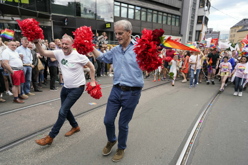 Fra Oslo Pride Parade 2019. Partileder i Arbeiderpartiet Jonas Gahr Støre og byrådsleder i Oslo Raymond Johansen (Ap), svinger seg i takt med musikken. Statsminister Jonas Gahr Støre skal gå i regnbuetoget i Oslo 10. september. Her er han med byrådsleder Raymond Johansen under prideparaden i 2019. Foto: Fredrik Hagen / NTB