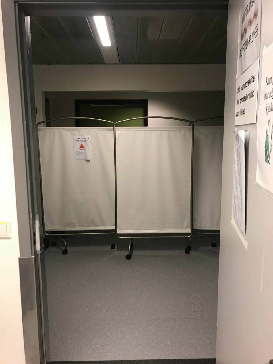 På grunn av økt covidsmitte legges koronapasienter på et rom på lungeavdelingen på SUS. Sykepleiere reagerer på smittevernhåndteringen. Foran rommet er det satt opp skjermer. Det er ingen smittevernsluse. Covid-rommet ligger også ved siden av kjøkkenet. På grunn av økt covidsmitte legges koronapasienter på et rom på lungeavdelingen på SUS. Sykepleiere reagerer på smittevernhåndteringen. Foran rommet er det satt opp skjermer. Det er ingen smittevernsluse.