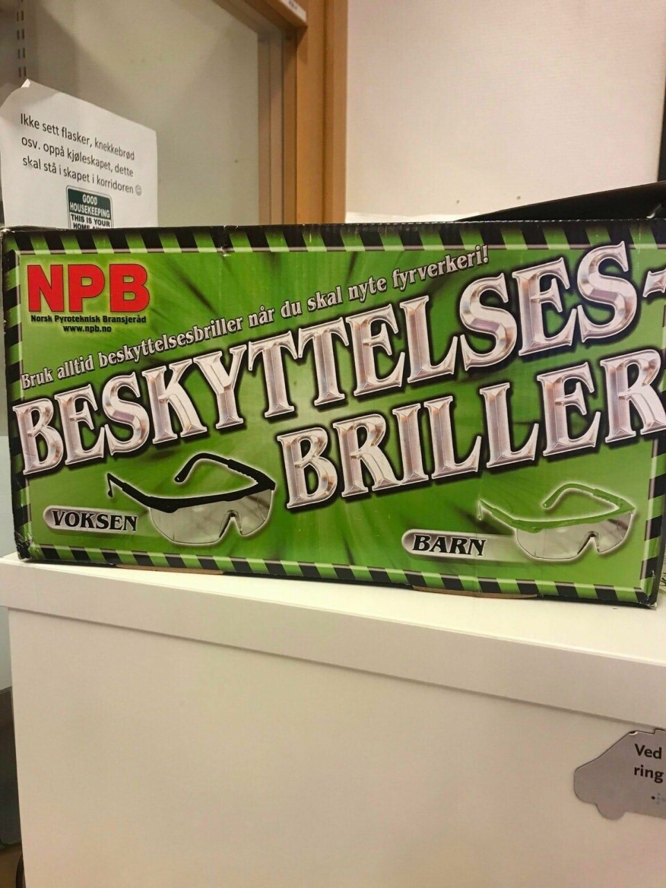 Sykepleierne på lungeavdelingen bruker til tider fyrverkeribriller når det mangler medisinsk verneutstyr. Sykepleierne på lungeavdelingen bruker til tider fyrverkeribriller når det mangler medisinsk verneutstyr.