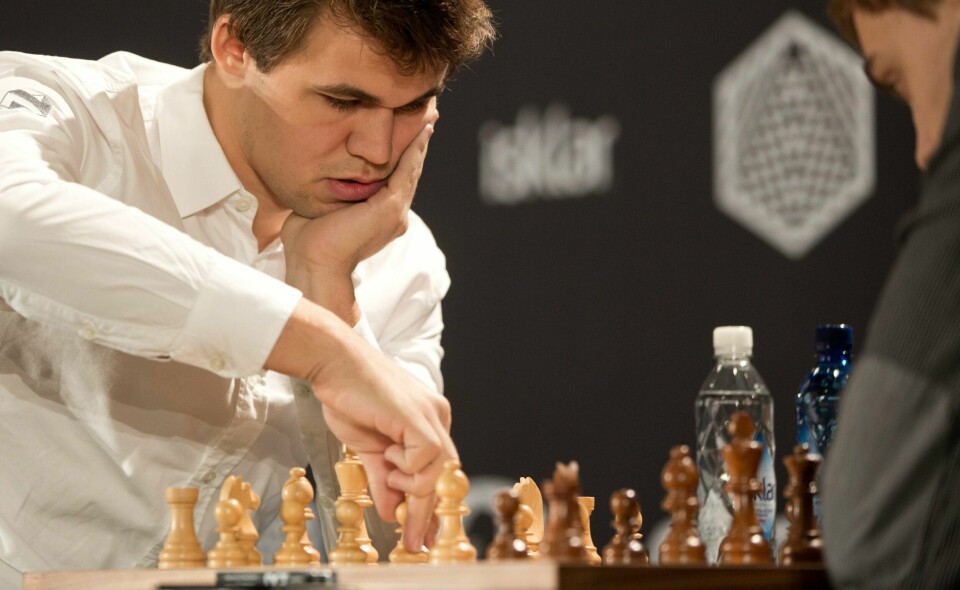 Magnus Carlsen forsvarte sin VM-tittel i hurtigsjakk i Berlin i går, selv med remis. FOTO: Joerg Carstensen/NTB SCANPIX